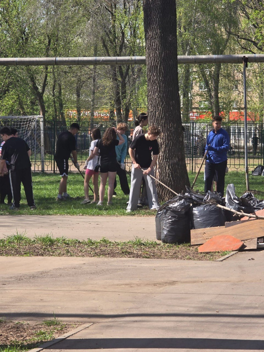В поселке Мехзавод, на территории сквера ДК «Октябрь», состоялся Всероссийский субботник. #6