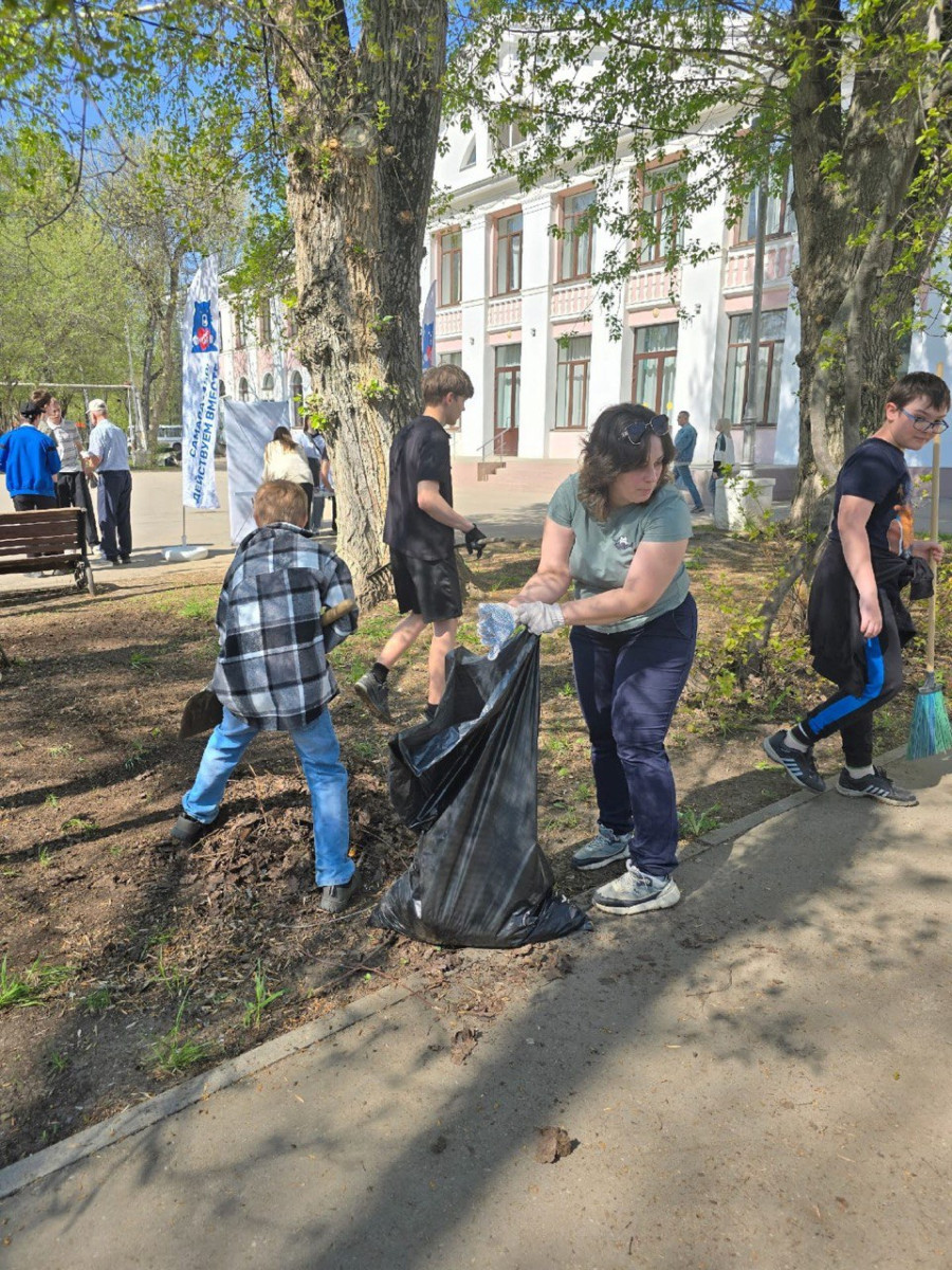 В поселке Мехзавод, на территории сквера ДК «Октябрь», состоялся Всероссийский субботник. #5