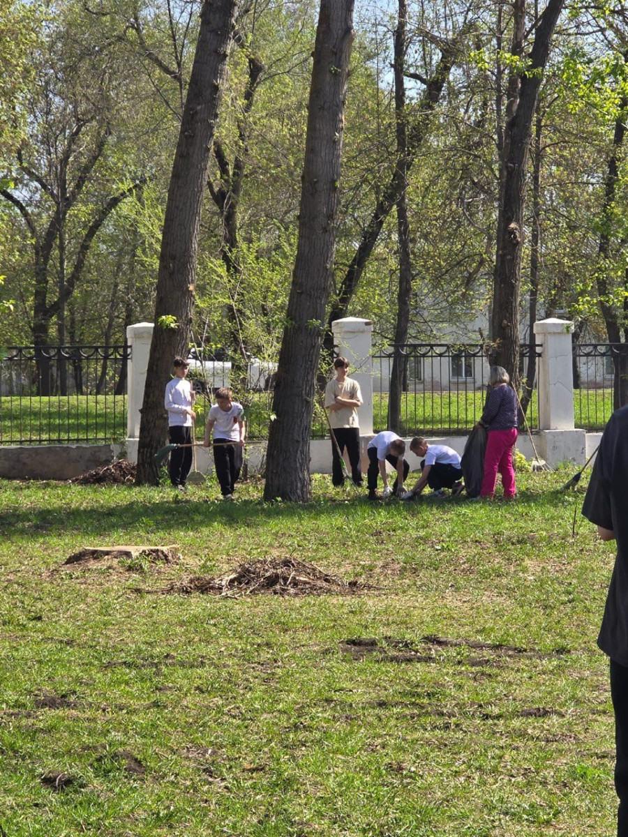 В поселке Мехзавод, на территории сквера ДК «Октябрь», состоялся Всероссийский субботник. #3