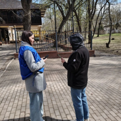  Уважаемые жители! Наши волонтеры на улицах района помогут вам проголосовать!   Напоминаем, продолжается онлайн-голосование по программе «Формирование комфортной городской среды» нацпроекта «Инфраструктура для жизни» #4